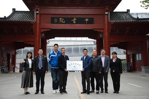 5(调顺序)郑州9中授牌合影.jpg 5(调顺序)郑州9中授牌合影.jpg